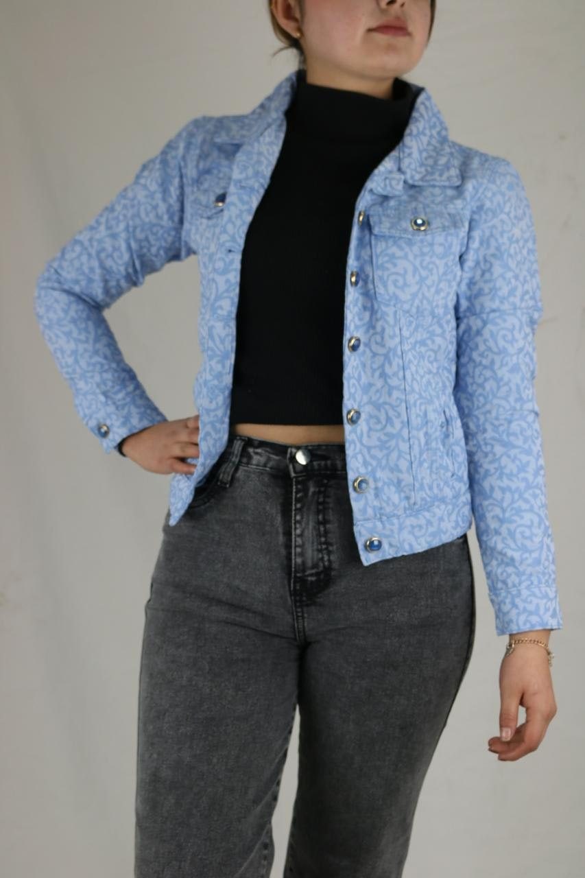 Chompa estampe gabardina Botones